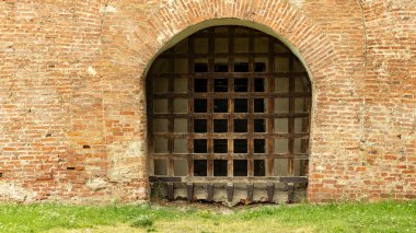 Ortaçağ kafesi kulenin kapısında.