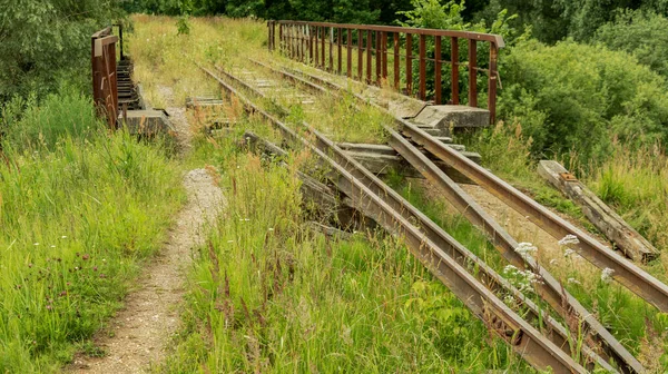 Uma estrada de ferro velha e quebrada — Fotografia de Stock