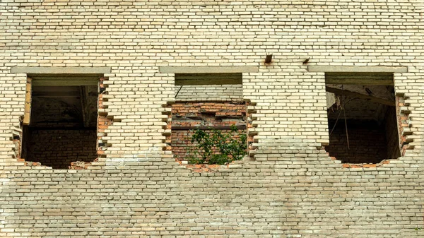 A brick abandoned building with no Windows — Stock Photo, Image