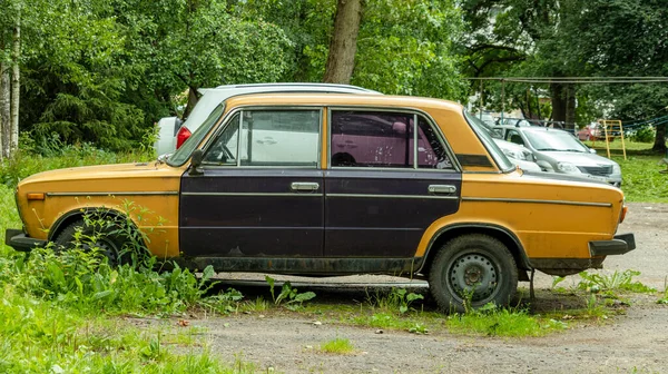 Velho Carro Retro Clássico Com Portas Multicoloridas — Fotografia de Stock