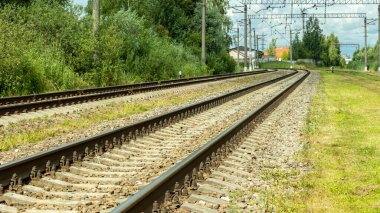 Güneşli bir günde elektrikli tren rayları