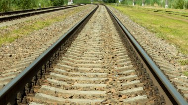 Güneşli bir günde elektrikli tren rayları