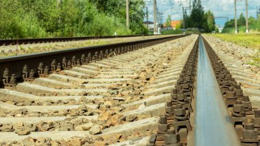 Güneşli bir günde elektrikli tren rayları
