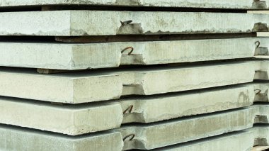 İnşaat alanında güçlendirilmiş beton levhalar var.
