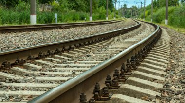 Güneşli bir günde elektrikli tren rayları