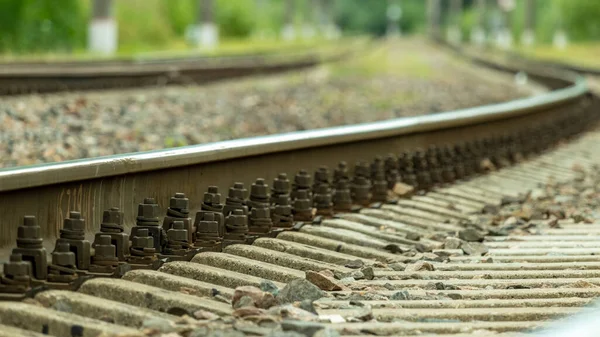 明るい晴れた日に電車の線路が — ストック写真