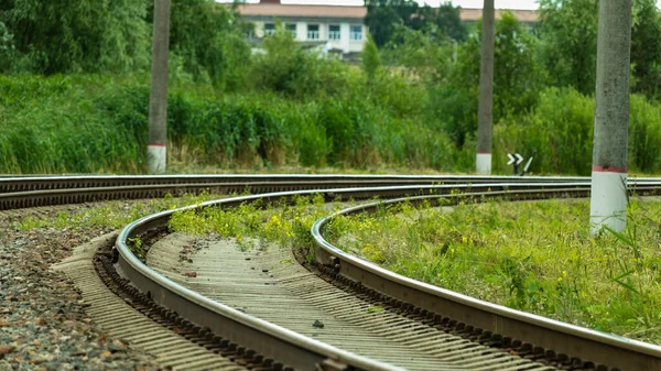 明るい晴れた日に電車の線路が — ストック写真