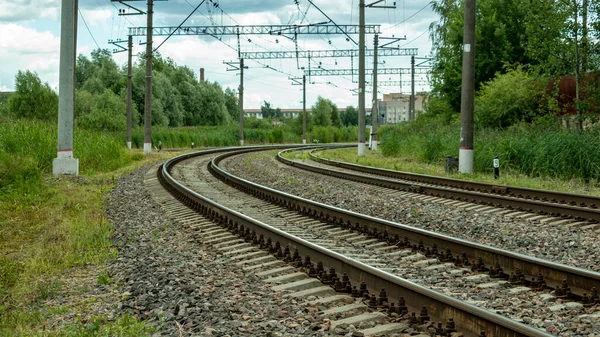 明るい晴れた日に電車の線路が — ストック写真