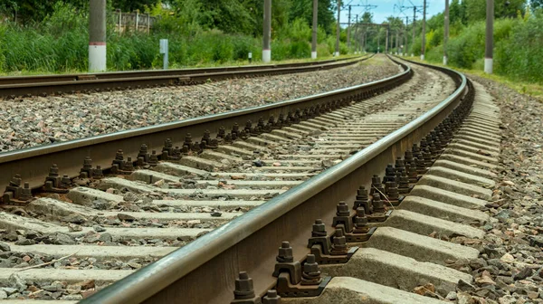 明るい晴れた日に電車の線路が — ストック写真