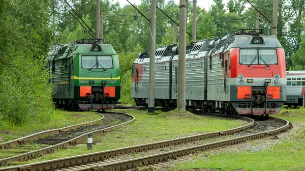 Δύο Ηλεκτρικά Τρένα Που Στέκονται Στις Σιδηροδρομικές Γραμμές Στην Αποθήκη — Φωτογραφία Αρχείου