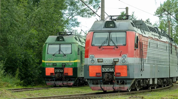 Två Elektriska Tåg Står Järnvägsspåren Depån — Stockfoto