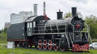Demiryollarında Sovyet devrim öncesi buharlı lokomotifi anıtı