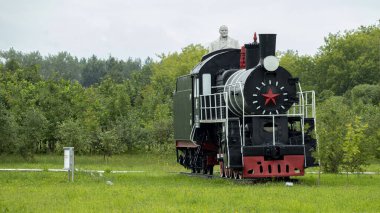 Demiryollarında Sovyet devrim öncesi buharlı lokomotifi anıtı