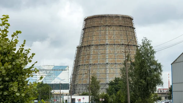 Büyük bir petrokimya fabrikasının sigara içme boruları