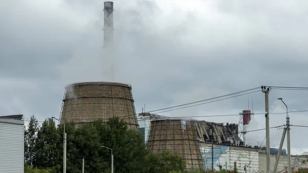 Tubos Fumadores Enormes Uma Planta Petroquímica — Fotografia de Stock