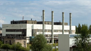 Eski bir petrokimya fabrikasının büyük boruları