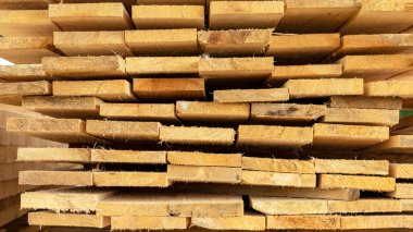 Ahşap kalaslar birbiri üstüne dizilmiş olarak yerleştirilir.