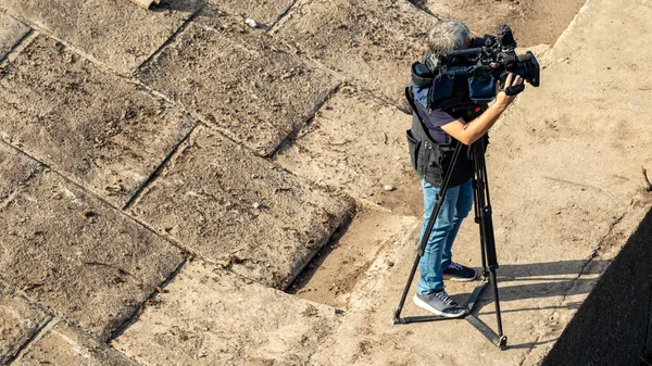 Bir erkek kameraman Marina 'dan video kaydediyor.
