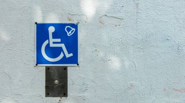 Beyaz bir duvarda engelliler için imza artışı