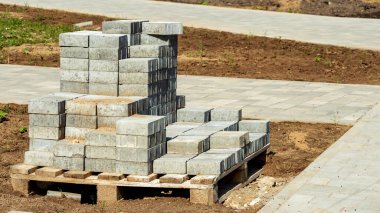 Döşeme levhaları rasgele bir paletin üzerine istiflenir