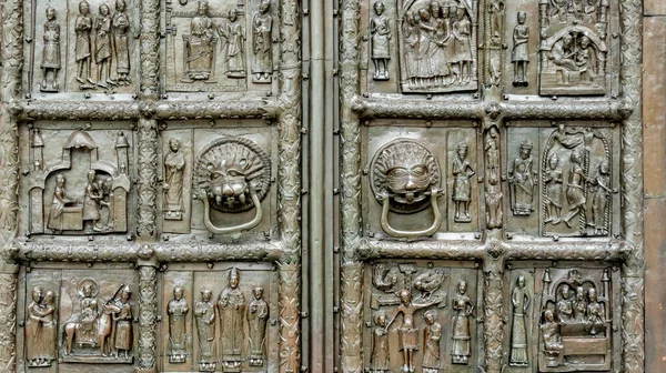 Aslan başı şeklinde metal kapı kolu.,