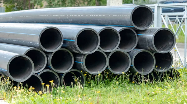 Tubos Esgoto Preto Local Construção São Empilhados Cima Uns Dos Imagem De Stock