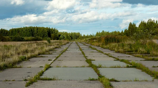 Pista de um aeroporto militar abandonado — Fotografia de Stock