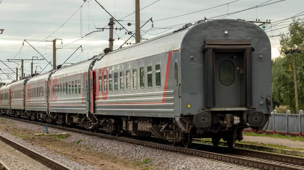 De laatste auto van de uitgaande trein vanaf het station — Stockfoto