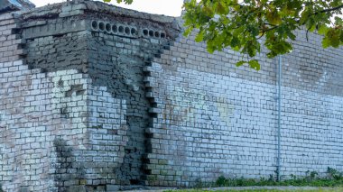 Depremden sonra tuğla bir binanın çökmesi.