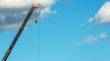Bulutlu gökyüzüne karşı bir vinç patlaması, minimalizm.