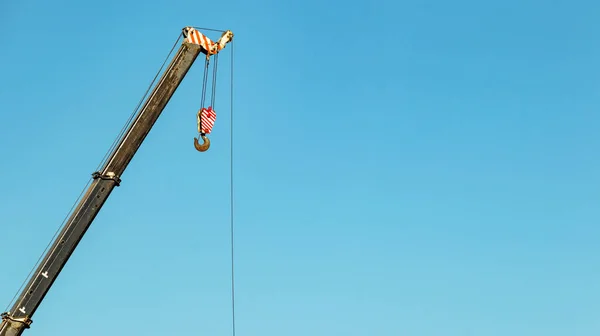 Mavi arka planda bir kule vincinin patlaması, minimalizm