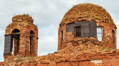 Yıkılmış kırmızı tuğla Ortodoks Kilisesi 'nin kalıntıları