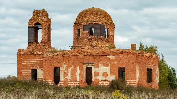 Ruinen Der Zerstörten Orthodoxen Kirche Aus Rotem Backstein — Stockfoto