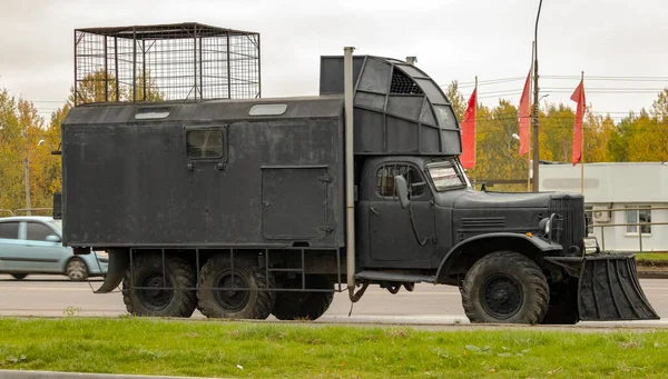 Grote Zwarte Truck Met Een Mes Van Een Graafmachine — Stockfoto