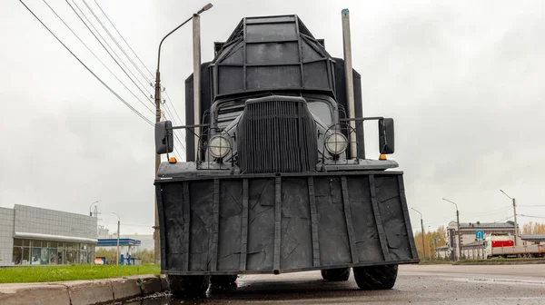 Caminhão preto com uma faca de uma escavadeira Imagem De Stock