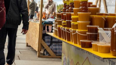 Kavanozlar dolusu bal sıraya konur.,