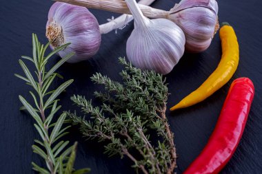 Sarımsak, biberiye, kekik ve kırmızı biber.
