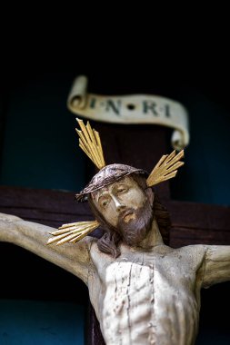 Eski haç, odak noktasında İsa Mesih, üzerinde INRI yazan işaret bulanıklaştı.