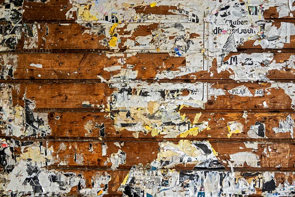 Kahverengi Ahşap Duvar Yırtık Pankartlar Stok Resim