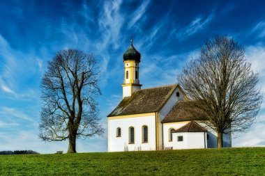 Eski St. Johann hac şapeli, Raisting 'in yaklaşık 2 km güneyinde, Dünya istasyonunun hemen yakınında yer almaktadır. Bölgedeki en eski kiliselerden biri olarak kabul ediliyor.