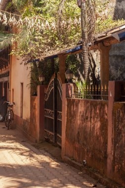 Hindistan 'ın Karnataka eyaletindeki Gokarna kasabasında ev kapıları ve çitler.