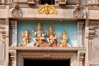 Lord Shiva, ailesi ile birlikte Karnataka Eyaleti Murdeshvar, Hindistan 'da yaşıyor.