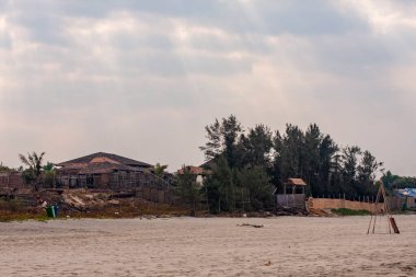 Güneş bulutların arasından ışıldıyor. Goa eyaletindeki Morjim plajı, Hindistan