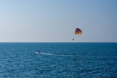 Hindistan, Goa eyaletinde Candolim plajı yakınlarında denizde paraglider