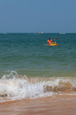 Goa eyaletinde Candolim sahilinin yakınındaki denizdeki kano, Hindistan