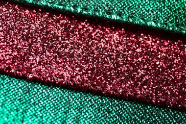 Işıl ışıl kırmızı ve yeşil tatil kumaşı dokusunun makro soyut sanat arka planı