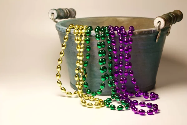 Цветные Нити Традиционных Бусин Марди Гра Фиолетовый Золотой Зеленый Свисающие — стоковое фото