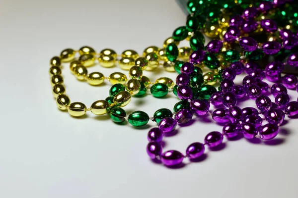 Fili Colorati Perline Tradizionali Mardi Gras Viola Oro Verde Sfondo — Foto Stock