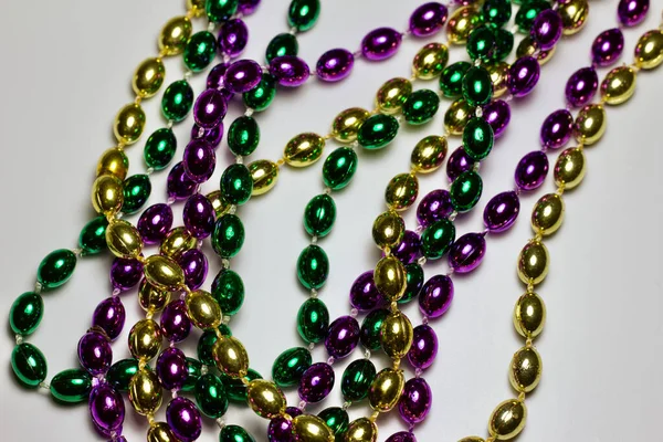 Цветные Нити Традиционных Бусин Марди Гра Фиолетовый Золотой Зеленый Белом — стоковое фото