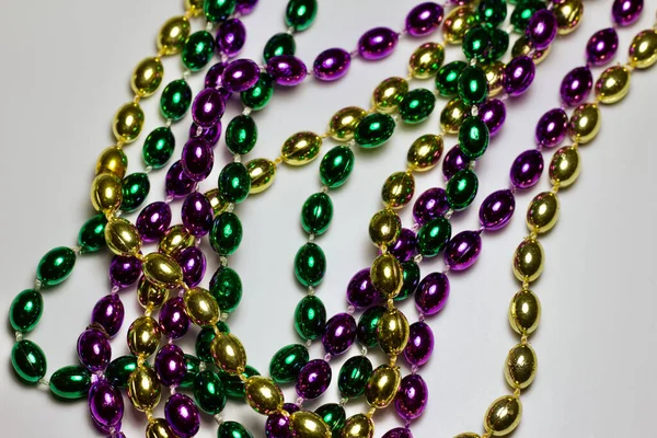 Fios Coloridos Contas Tradicionais Mardi Gras Roxo Dourado Verde Fundo — Fotografia de Stock